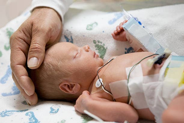 Chăm sóc lấy gia đình làm trung tâm tại NICU: Bằng chứng 2026
